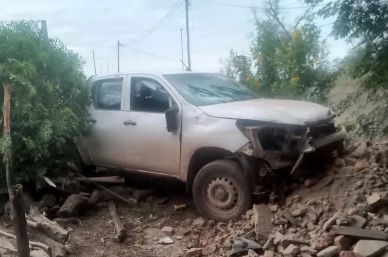 Ebrio, perdió el control de su 4x4 y terminó en el patio de una ...