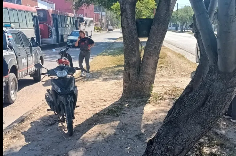 Joven perdió el control de su motocicleta y se estrelló contra un árbol ...
