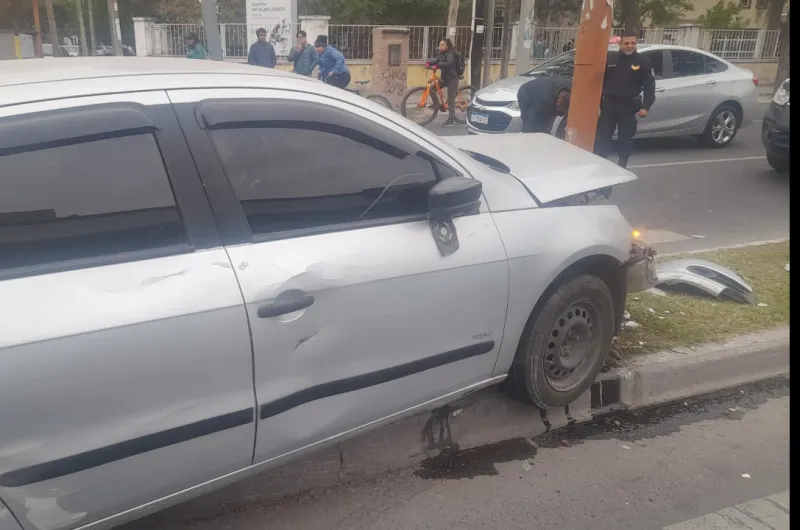 Perdió el control de su auto y se estrelló con un poste de luz ...