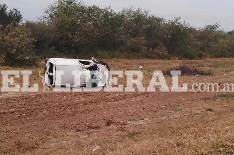 Pánico y desesperación por el vuelco de una camioneta en la Ruta 34 ...