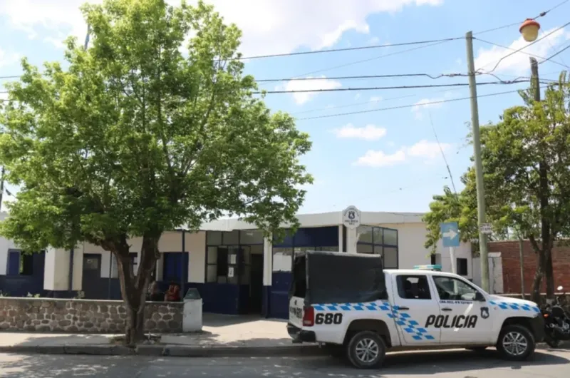Horror y conmoción: un hombre se atrincheró en su casa con su hijo de 5 ...
