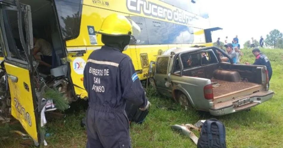 Un muerto y varios heridos por el choque entre una camioneta y un ...