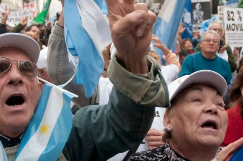 Jubilados marchan contra el fin de la moratoria previsional - La ...