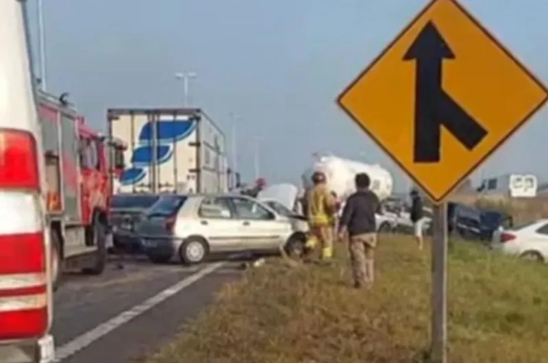 Choque en cadena dejó al menos 13 vehículos involucrados y ocho heridos ...