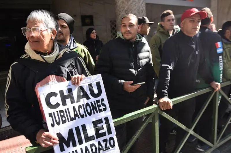 A través de un DNU, el Gobierno de Milei limitó el derecho a huelga ...