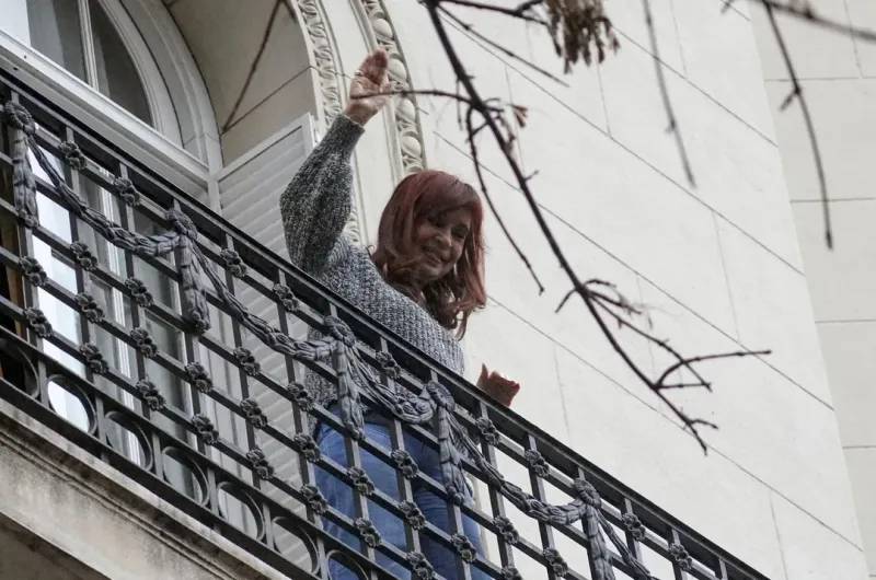 Cristina Kirchner volvió a saludar desde el balcón - La titular del PJ ...