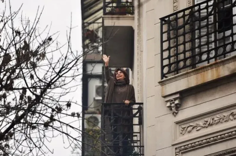 VIDEO | Cristina Kirchner salió al balcón, arengó a la militancia y ...