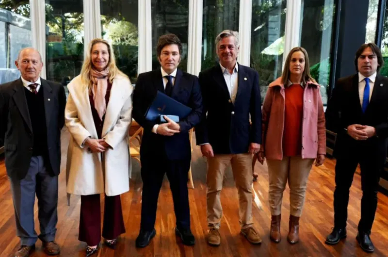 Milei se reunió con la Mesa de Enlace en La Rural y se fue sin hablar ...