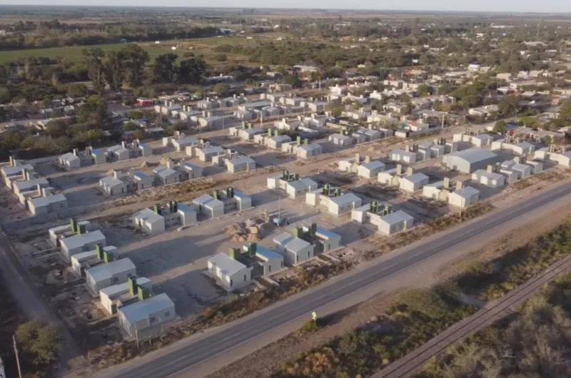 Celebran la reanudación de la construcción de 100 casas en Fernández ...
