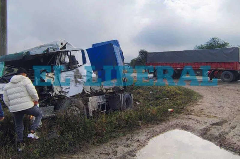 Fuerte choque de camiones en la Ruta 34: un conductor quedó atrapado en ...