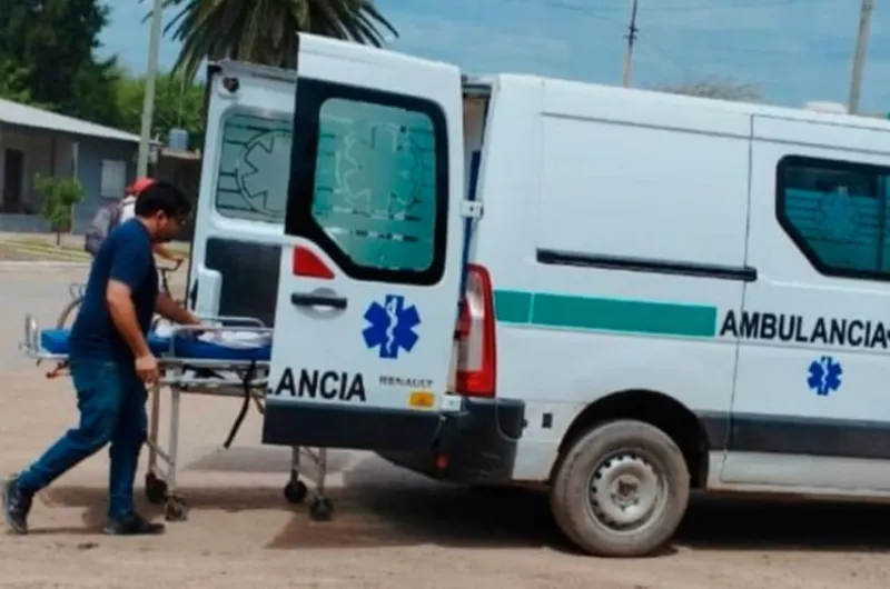 Motociclista chocó a una madre y sus dos hijos que iban en bici, y se ...