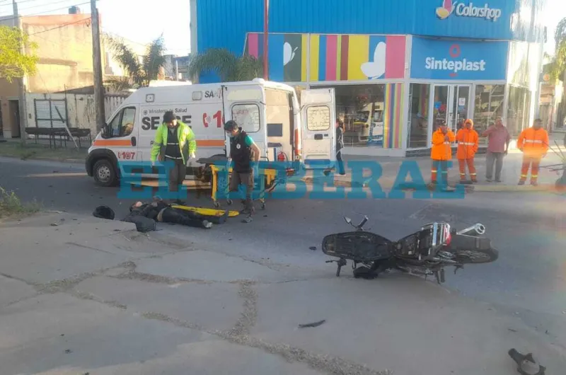Motociclista fue hospitalizado tras un fuerte choque con un auto - El ...