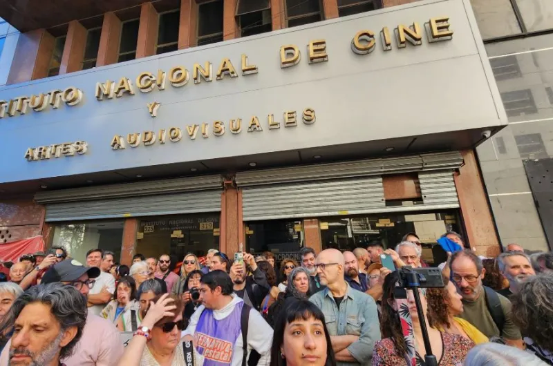 Protesta frente al INCAA contra el cierre de Cine Ar y la privatización ...