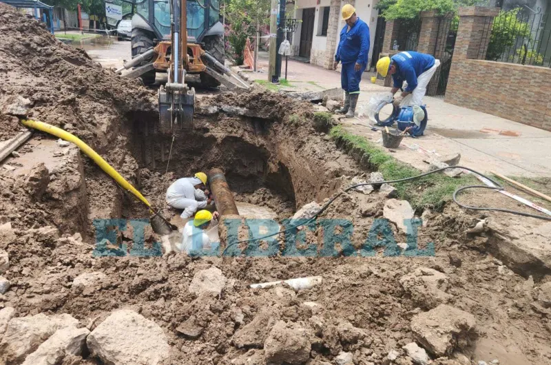 Importante rotura de caño dejó sin agua a varios barrios de la ciudad ...