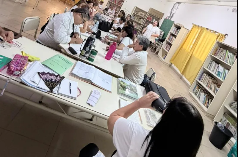 Se inició el ciclo lectivo 2026: los docentes y un grupo de alumnos ...