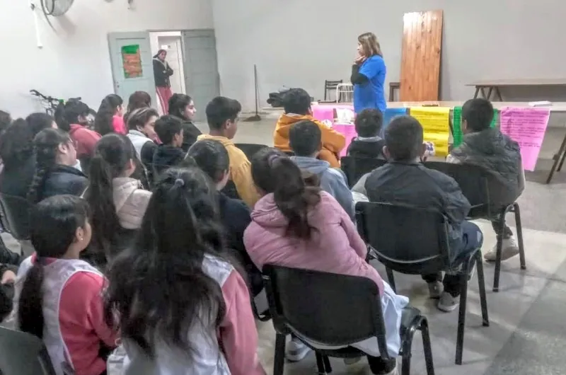 Alumnos asisten a charla sobre 