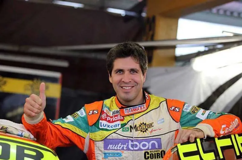 El piloto de Loberia, Jonatan Castellanos, los mira a todos desde ...
