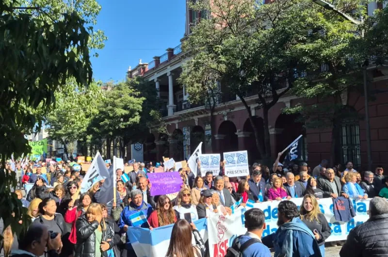 Las imágenes de una jornada histórica: multitudinaria marcha en defensa ...