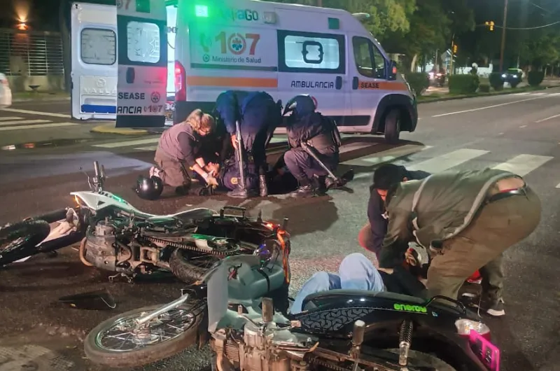 Choque entre una moto policial y otra particular dejó tres heridos en ...