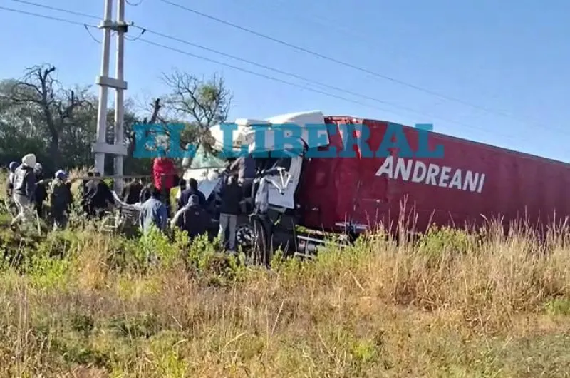 Violento choque frontal de camiones en la Ruta 34: un conductor quedó ...