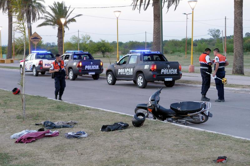 Ruta de noche con luces de patrullero