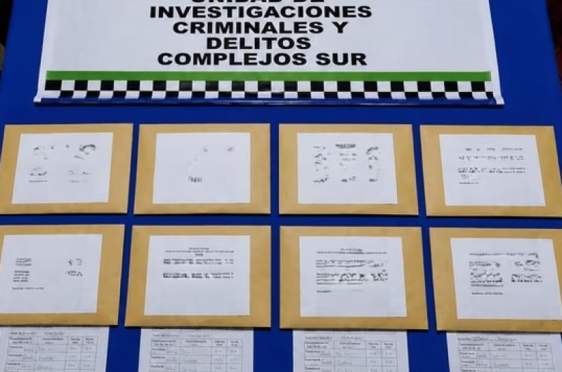 Camión estacionado en ruta