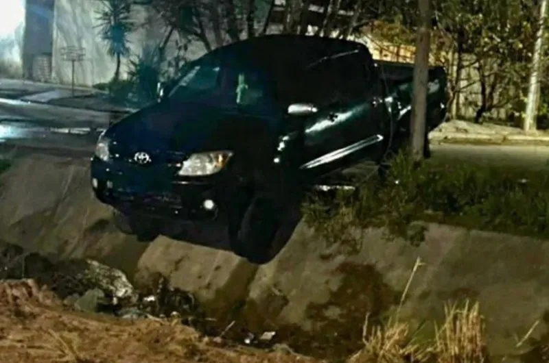 Un conductor perdió el control de la camioneta y cayó a una acequia ...