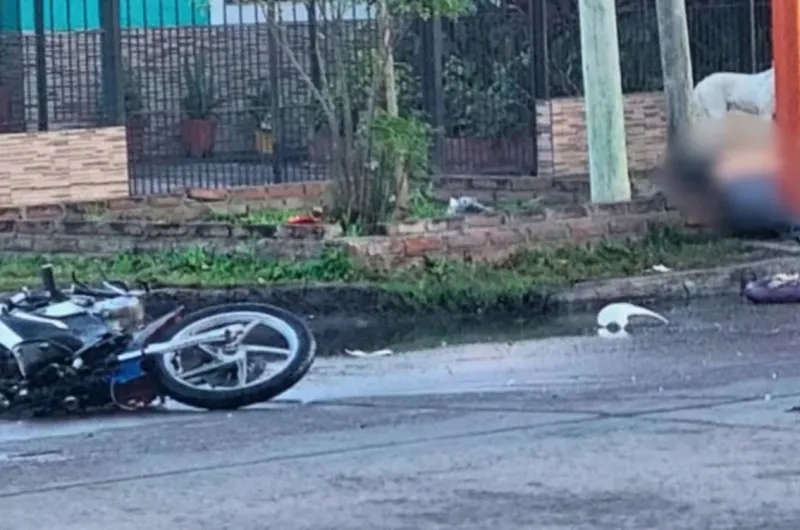 Una mujer derrapó con su moto y fue hospitalizada en el hospital Regional