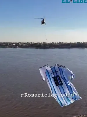 Una enorme camiseta de la Selección apareció sobre el río Paraná - La pasión por la Selección Argentina tuvo una nueva e impactante demostración: una camiseta gigante sobrevoló el río Paraná en la antesala de las semifinales del Mundial. Las imágenes