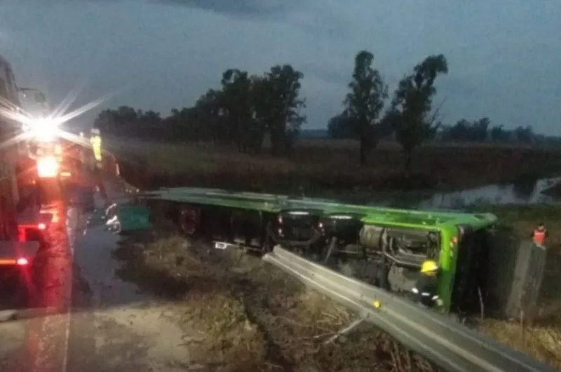 Volcó un micro en la Ruta 7: cayó desde un puente cerca de Carmen de Areco y hay varios heridos
