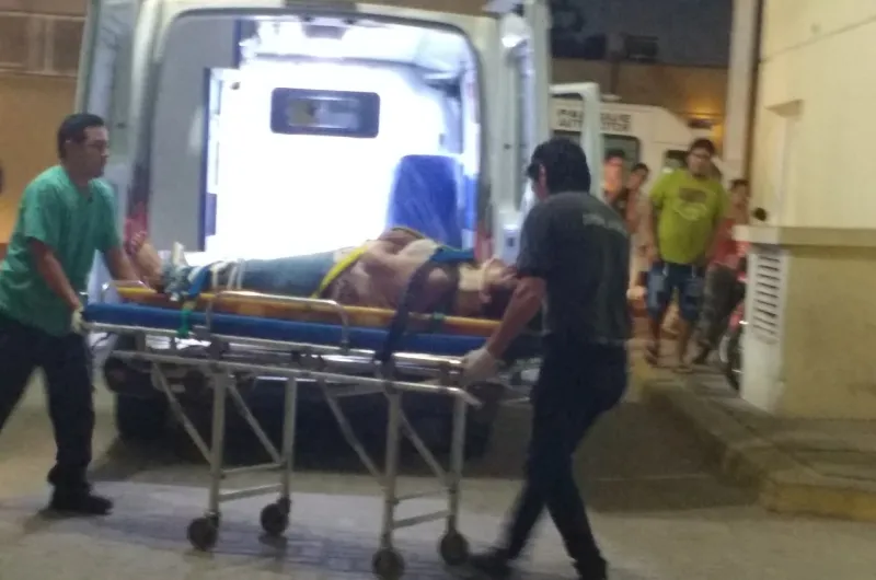 Emboscado y apuñalado cuando iba a comprar droga; terminó internado
