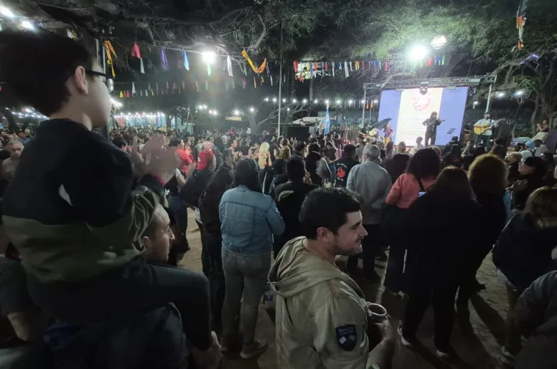 Una multitud disfrutó de la vigilia de la Marcha de los Bombos en el Patio del Indio Froilán