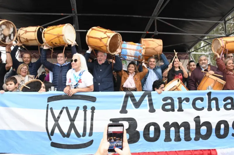 La intendente Fuentes y el secretario Benavente destacaron la gran participación en la 24° Marcha de los Bombos