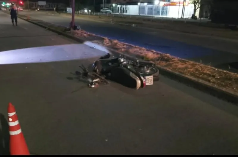 Joven se estrelló contra un poste de la luz a bordo de su moto y murió en el Regional