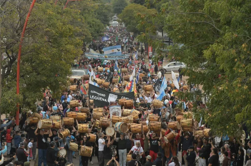 La 24ª Marcha Nacional de los Bombos inició con emoción en Santiago del Estero