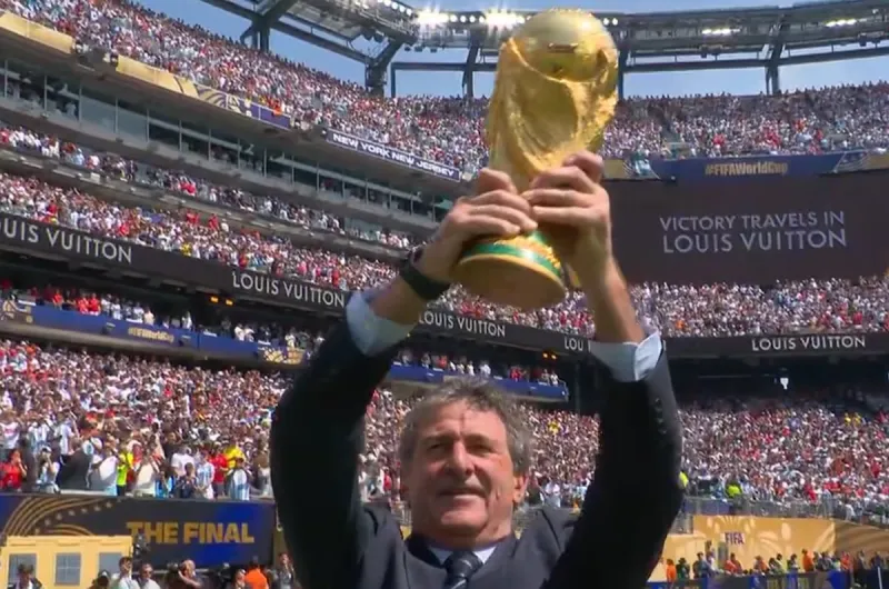 Emoción en la final del Mundial: Mario Kempes volvió a levantar la Copa del Mundo antes del partido final