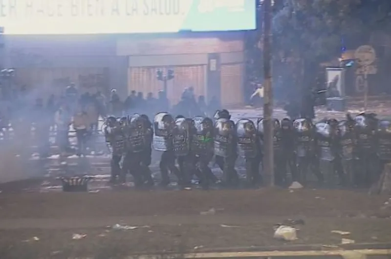 Incidentes en el Obelisco tras la final del Mundial: arrojaron piedras y botellas contra la Policía