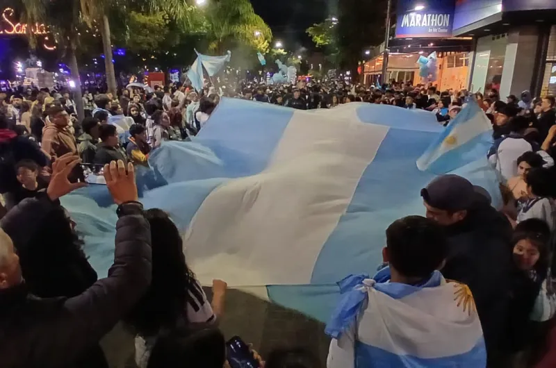 A pesar de la derrota de la Argentina, cientos de santiagueños coparon las calles del Centro