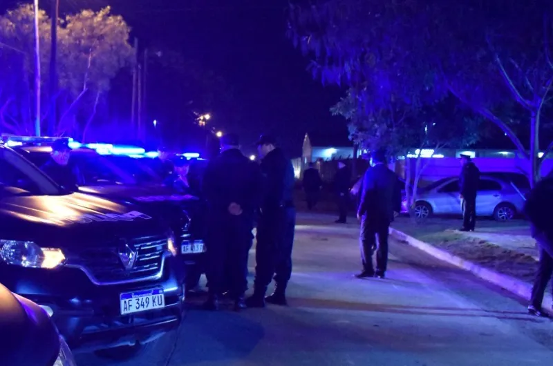 Abrió la puerta de remís en marcha para evitar que su pareja la golpeara