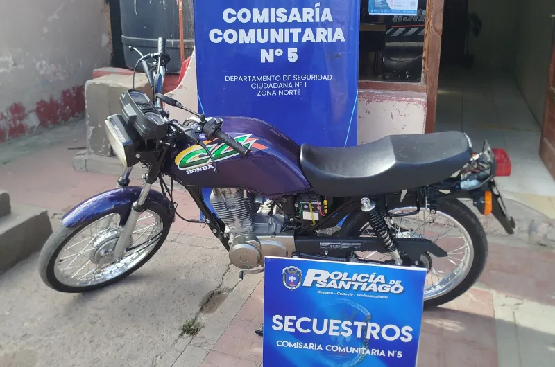 Robaron una moto desde una obra en construcción y la hallaron oculta en el monte