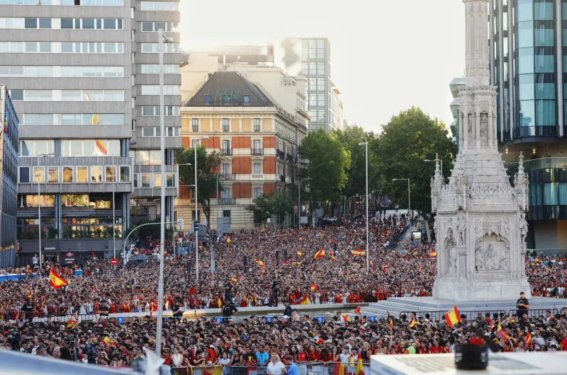 Miles de hinchas recibieron a la selección española campeona del mundo