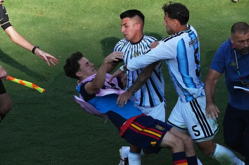 España se burló de Leandro Paredes con un cartel que hizo referencia a la "Velada del Año VII