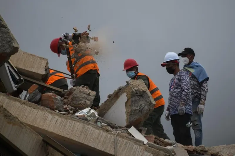 Ascienden a 5.208 los fallecidos tras los terremotos