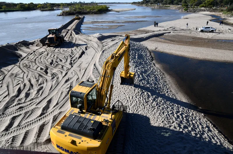 Avanza el plan de reparación, reconstrucción y construcción de defensas hídricas en todo Santiago