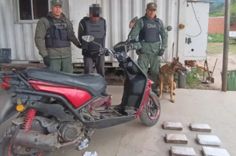 Ruta 34: escondió más de 10 kilos de cocaína adentro del chasis de una moto y quedó detenido