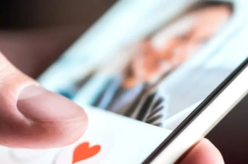 Conoció a su pareja en una app de citas, la hostigó y le exigió dinero para comprar drogas