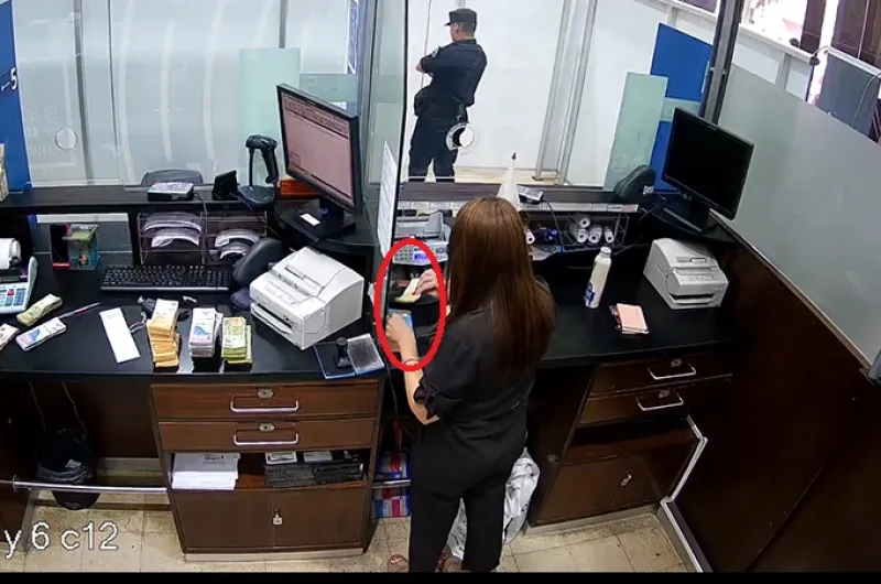 Condenaron a dos cajeros de un banco por robar dinero mientras los clientes hacían depósitos