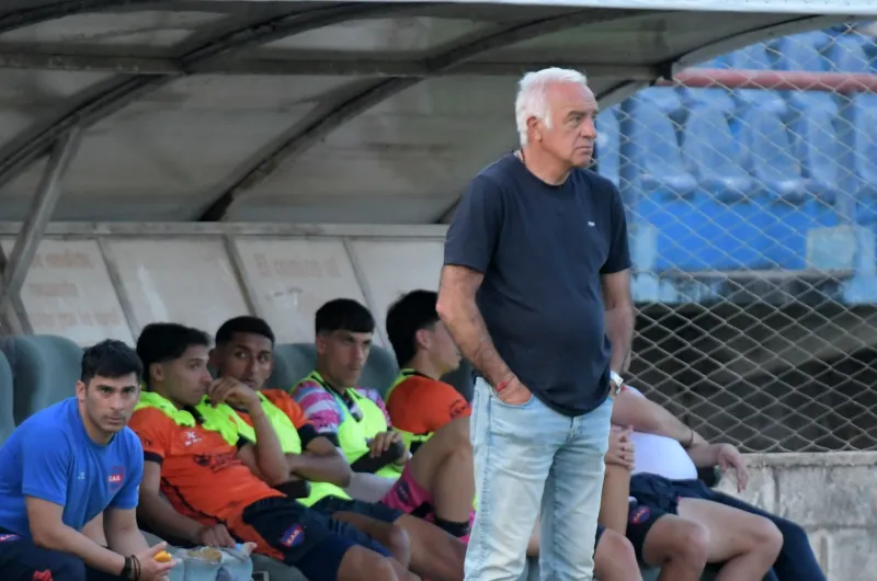 Mario Gómez, DT de Güemes: "El equipo hace lo mejor, pero ni así nos alcanza"