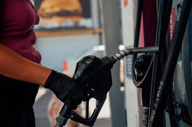Combustibles en Santiago: una carga con Súper cuesta $104 mil y el diesel Premium se acerca a $3 mil