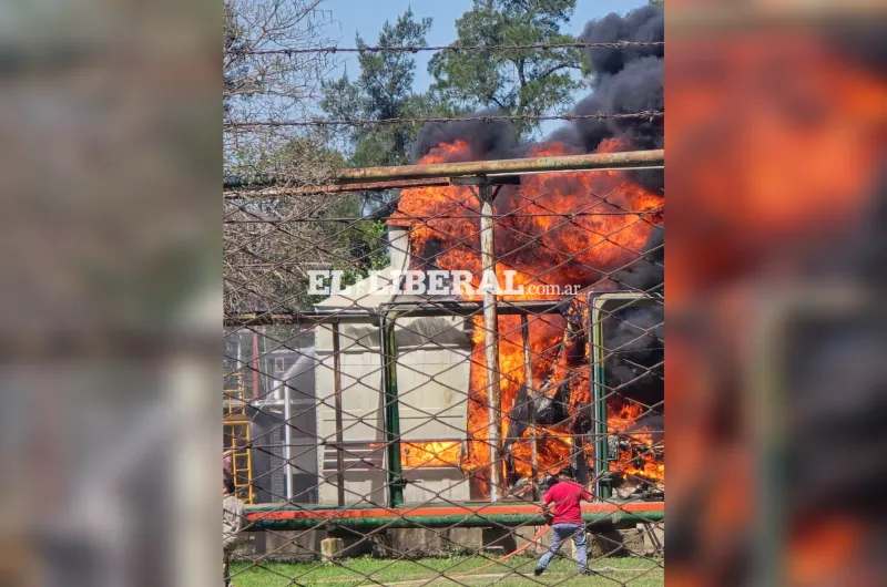 Feroz incendio en las torres de enfriamiento de Coteminas en La Banda